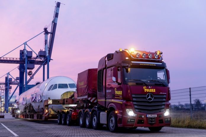 Spektakulärer Airbus-Transport mit einer Mercedes-Benz Actros 4163 SLT SchwerlastzugmaschineSpectacular Airbus transport with a Mercedes-Benz Actros 4163 SLT heavy-haulage tractor unit