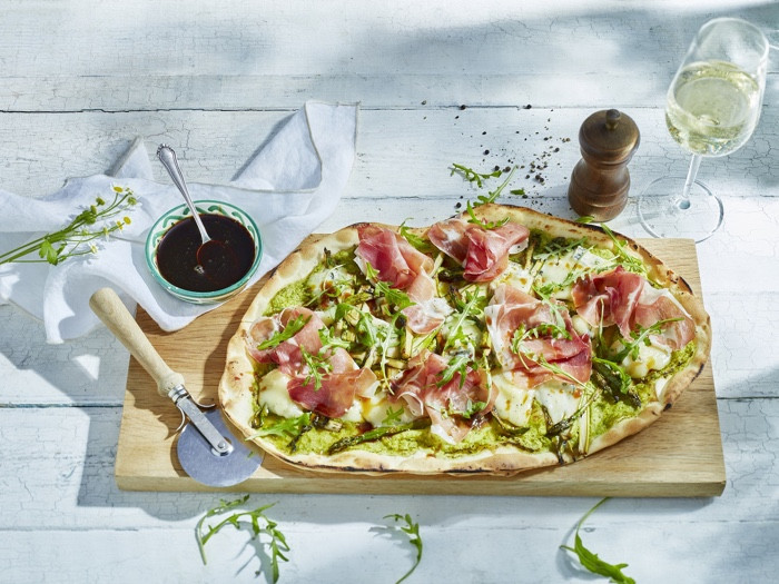 Spargel-Flammkuchen mit Erbsen-Creme, Gorgonzola, Schinken