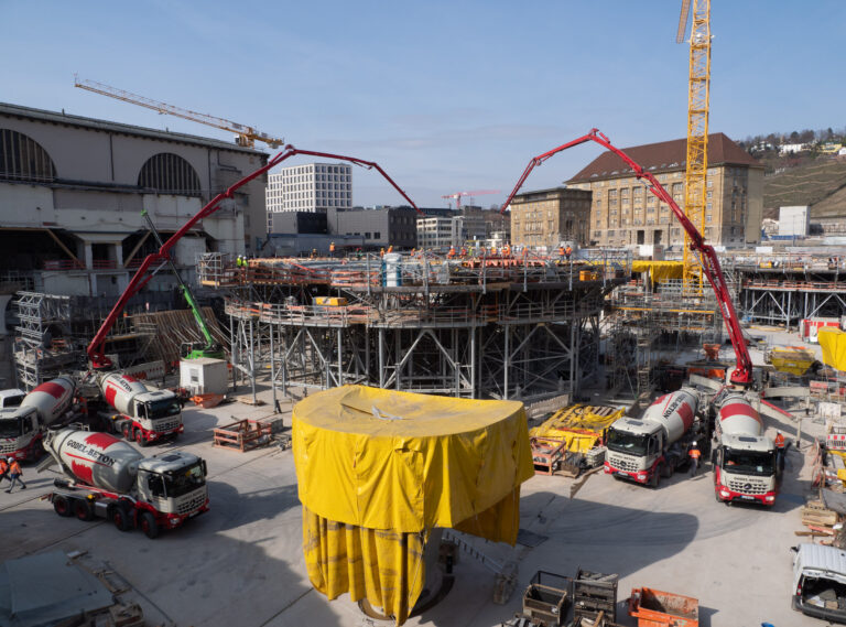 Kelch für Nordeingang des Hauptbahnhofs betoniert