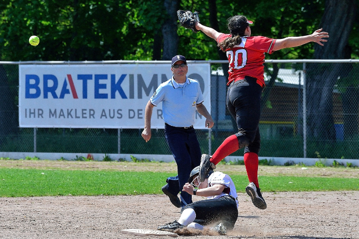 Reds Softballdamen gegen Regensburg zweimal knapp geschlagen