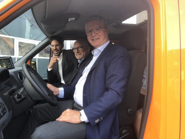 Erstes Brennstoffzellen-Fahrzeug für das Straßenbauamt