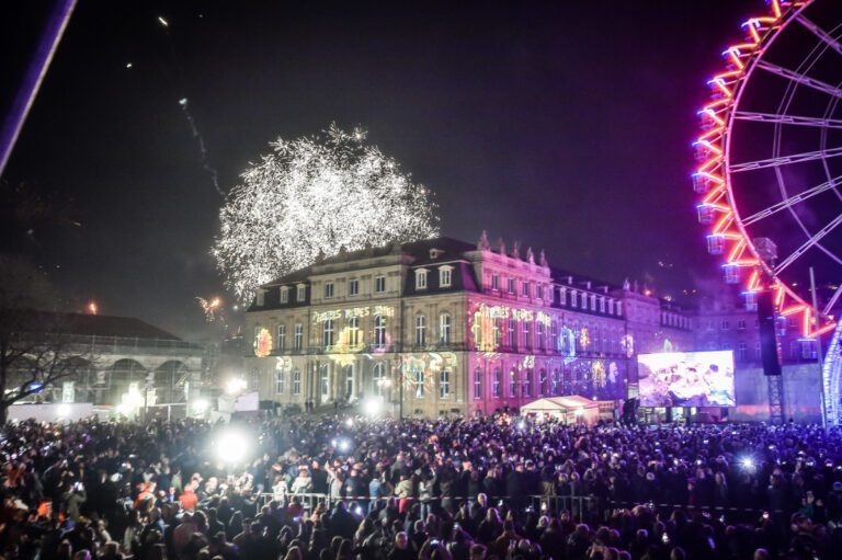 Rund 15.000 Menschen feiern gemeinsam auf dem Schlossplatz