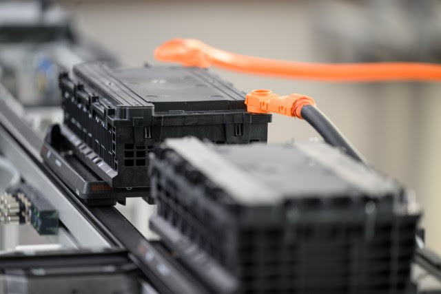 Batterierecycling: Bosch entwickelt Europas erste vollautomatisierte Anlage zur Batterieentladung