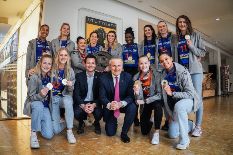 OB Nopper empfängt Volleyballerinnen von Allianz MTV Stuttgart nach Gewinn der Deutschen Meisterschaft