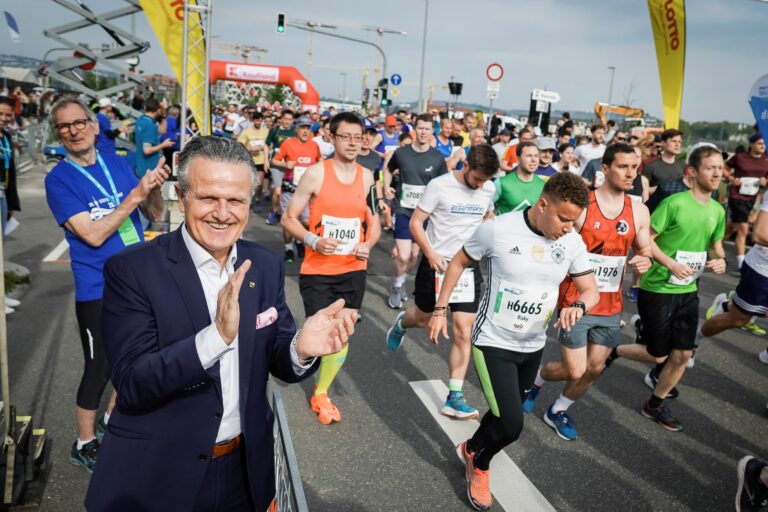 Zwölf Athleten aus den Partnerstädten beim Stuttgart-Lauf-Jubiläum 2023