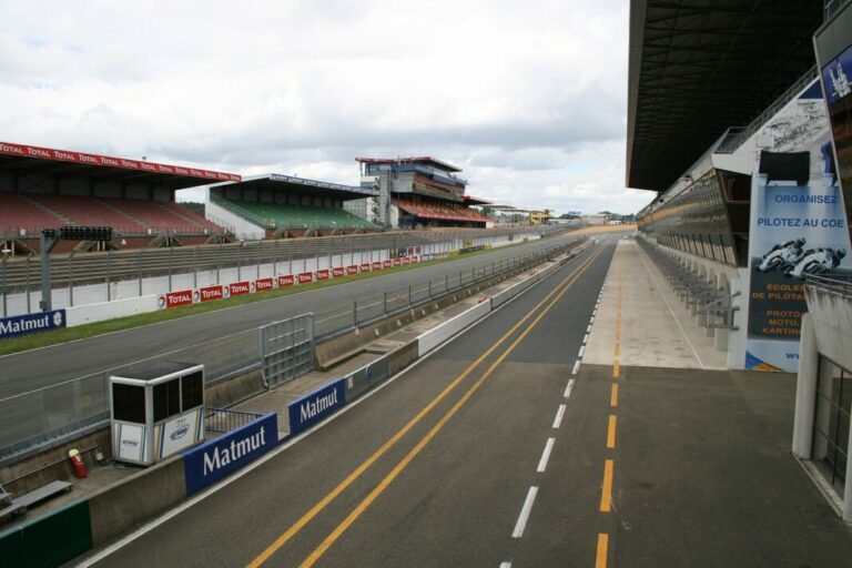 Laurents Hörr bei den legendären 24h von Le Mans am Start  