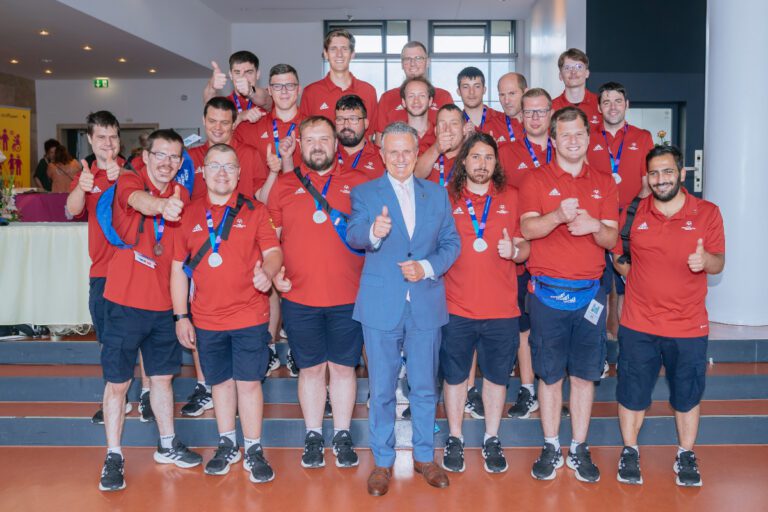 OB Frank Nopper empfängt Teilnehmende der Special Olympics World Games