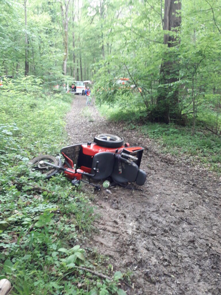 Rollstuhlfahrer verunglückt im Wald