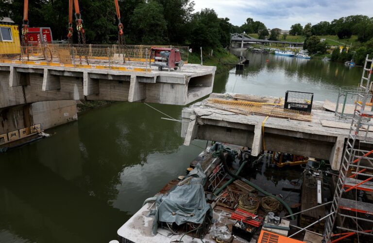 Abbau der Rosensteinbrücke – Erster Brückenträger erfolgreich entfernt