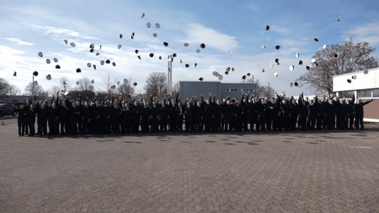 Mehr als 300 frisch ausgebildete Polizistinnen und Polizisten