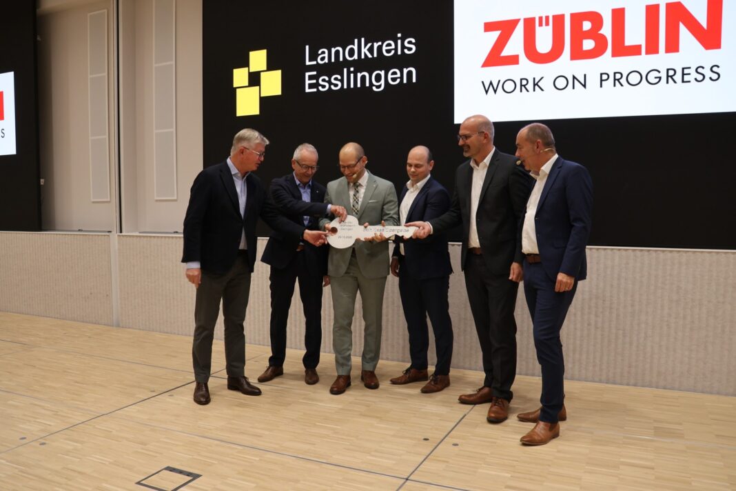 27.10.2025 - 219-2025_Neubau_LRA_Schlüsselübergabe5_Foto_Landkreis_Esslingen_Andrea_Wangner - - - (Groß)