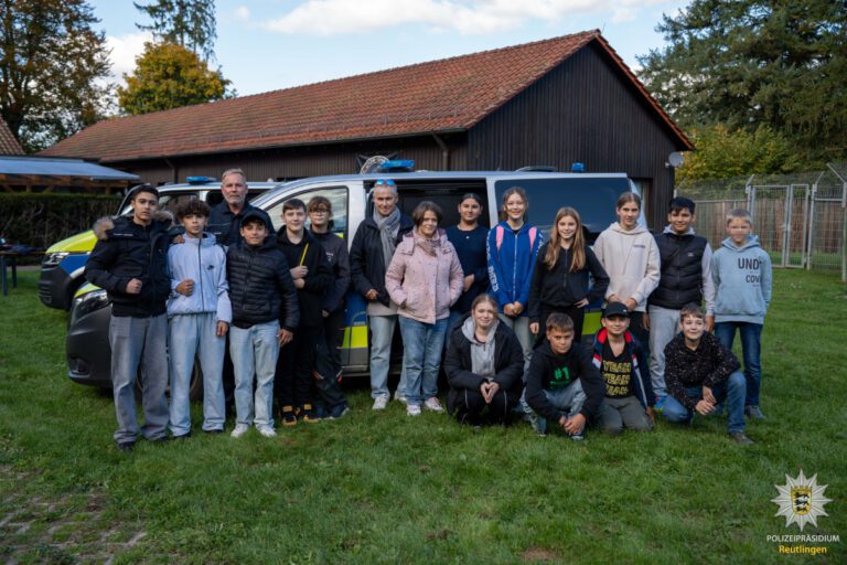 Schulklasse gewinnt Besuch bei der Hundeführerstaffel