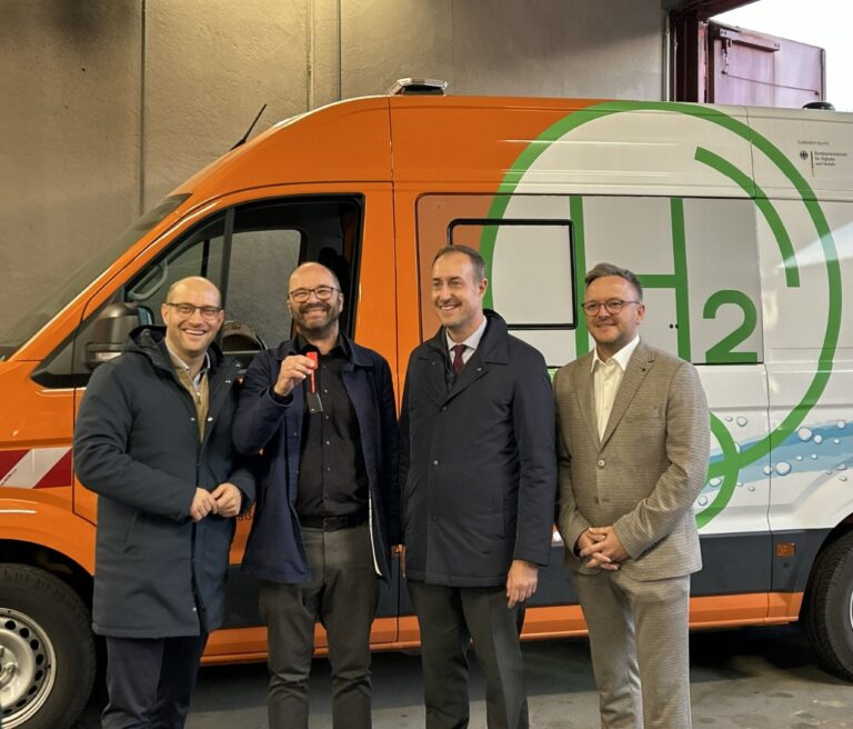 Übergabe des zweiten Brennstoffzellenfahrzeugs für das Straßenbauamt