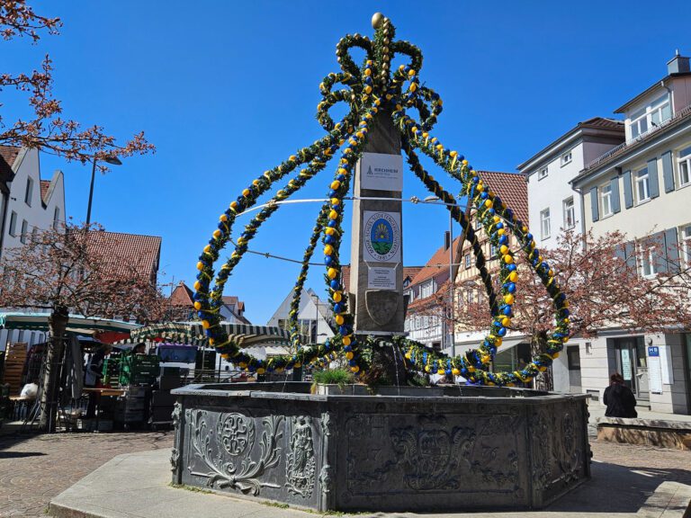 Osterbrunnen schmückt den Marktplatz in der Kirchheimer Innenstadt
